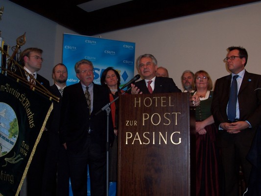 Redner auf der Bühne, frontal